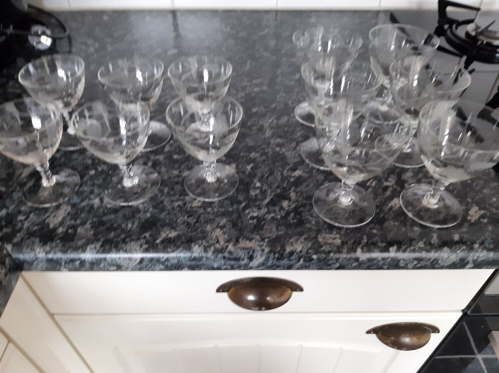 Glasservies met geslepen druiven trosjes, Ophalen of Verzenden
