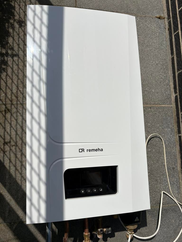 Remeha Tzerra ACE 28C cv ketel, Minder dan 20 liter, Ophalen, Zo goed als nieuw, Geiser