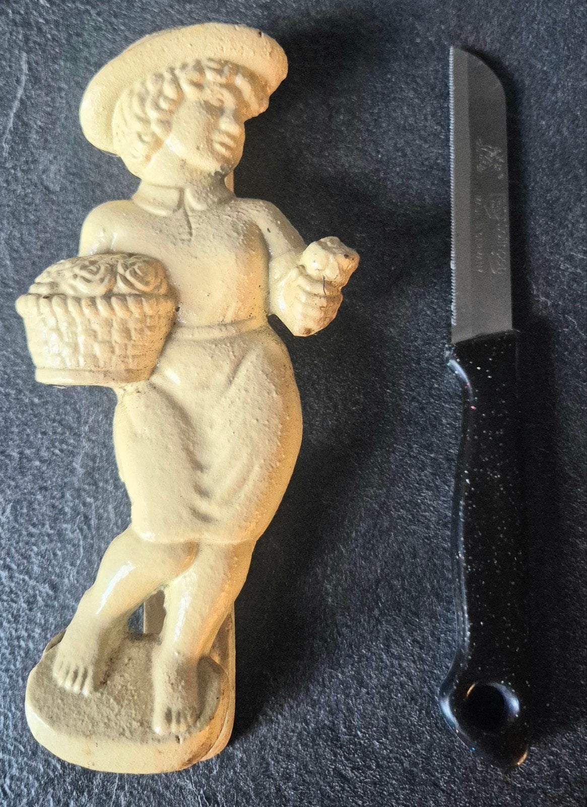 Antieke gietijzeren deurklopper - meisje met mand, Ophalen