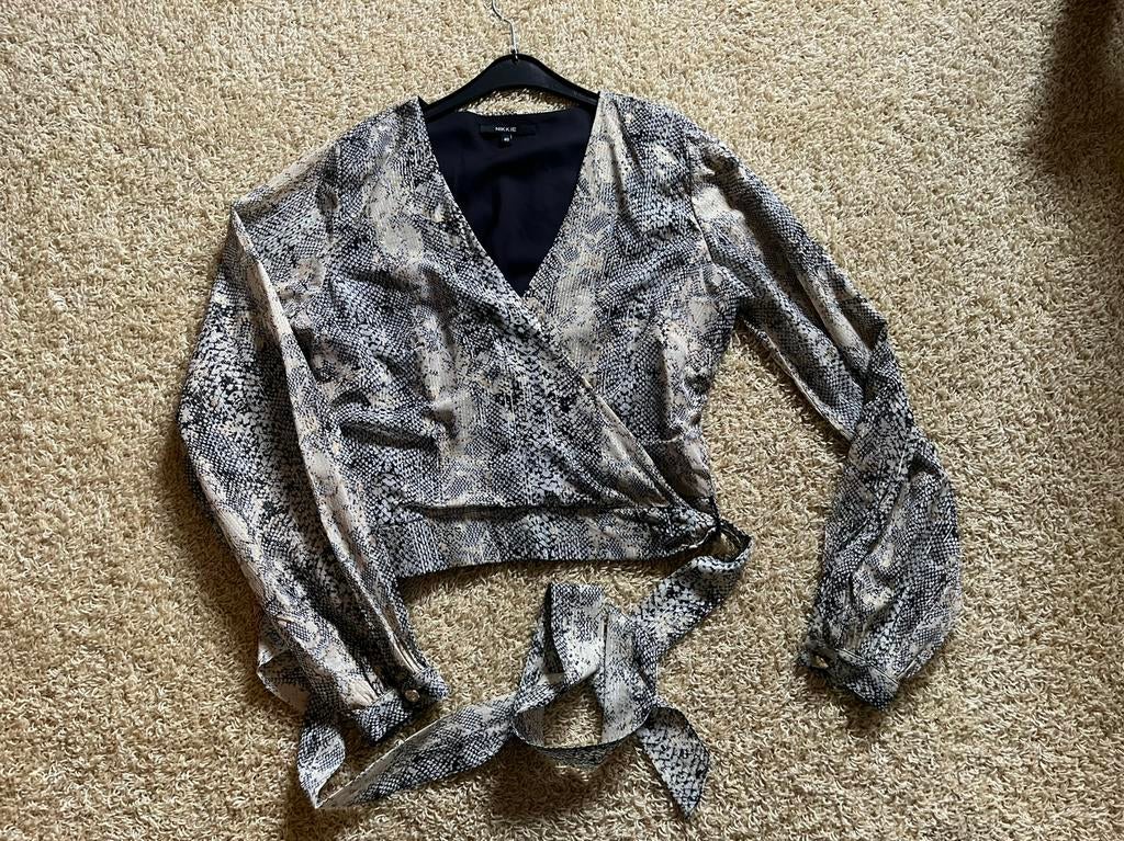 Nikkie overslag blouse/top beige/ zwart goud snake mt. 40, Maat 38/40 (M), Beige, Ophalen of Verzenden, Zo goed als nieuw