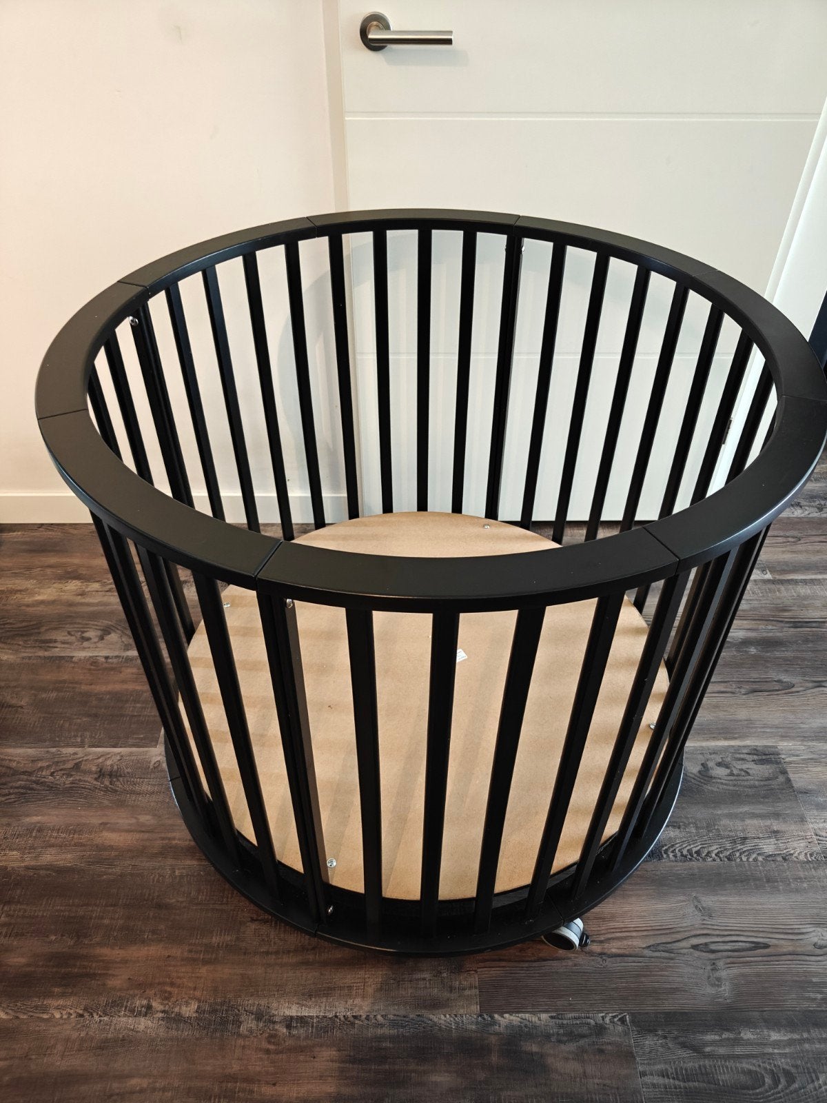 Mooie ronde zwarte box van Europe baby met wieltjes, Ophalen, Gebruikt, Rond, In hoogte verstelbaar