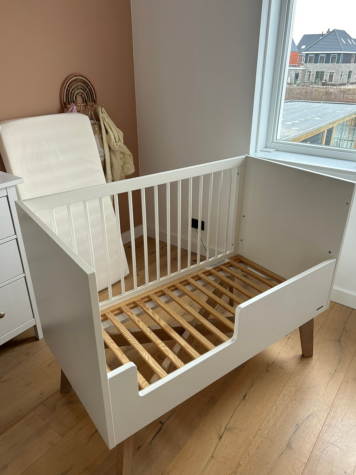 Kidsmill Sixties Ledikant Wit / Naturel 60 x 120 cm, Ophalen of Verzenden, Zo goed als nieuw, Minder dan 140 cm, Matras