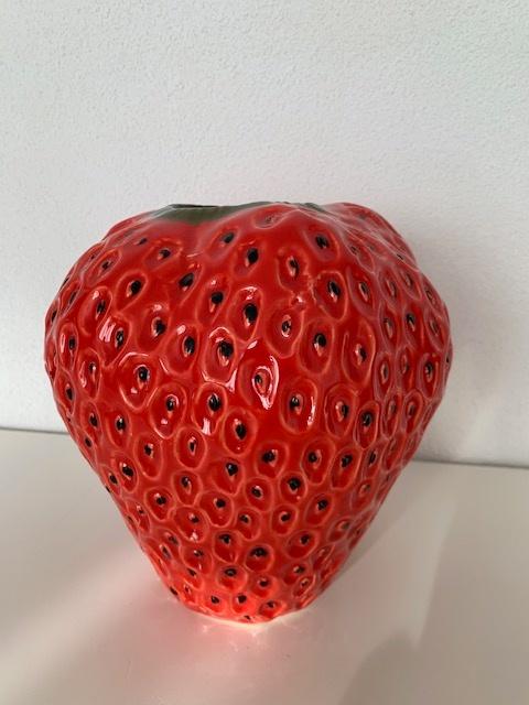 Unieke design aardbei vaas van Des Pots, rood (MOR-V21), Aardewerk of Porselein, Ophalen of Verzenden, Zo goed als nieuw, Minder dan 50 cm