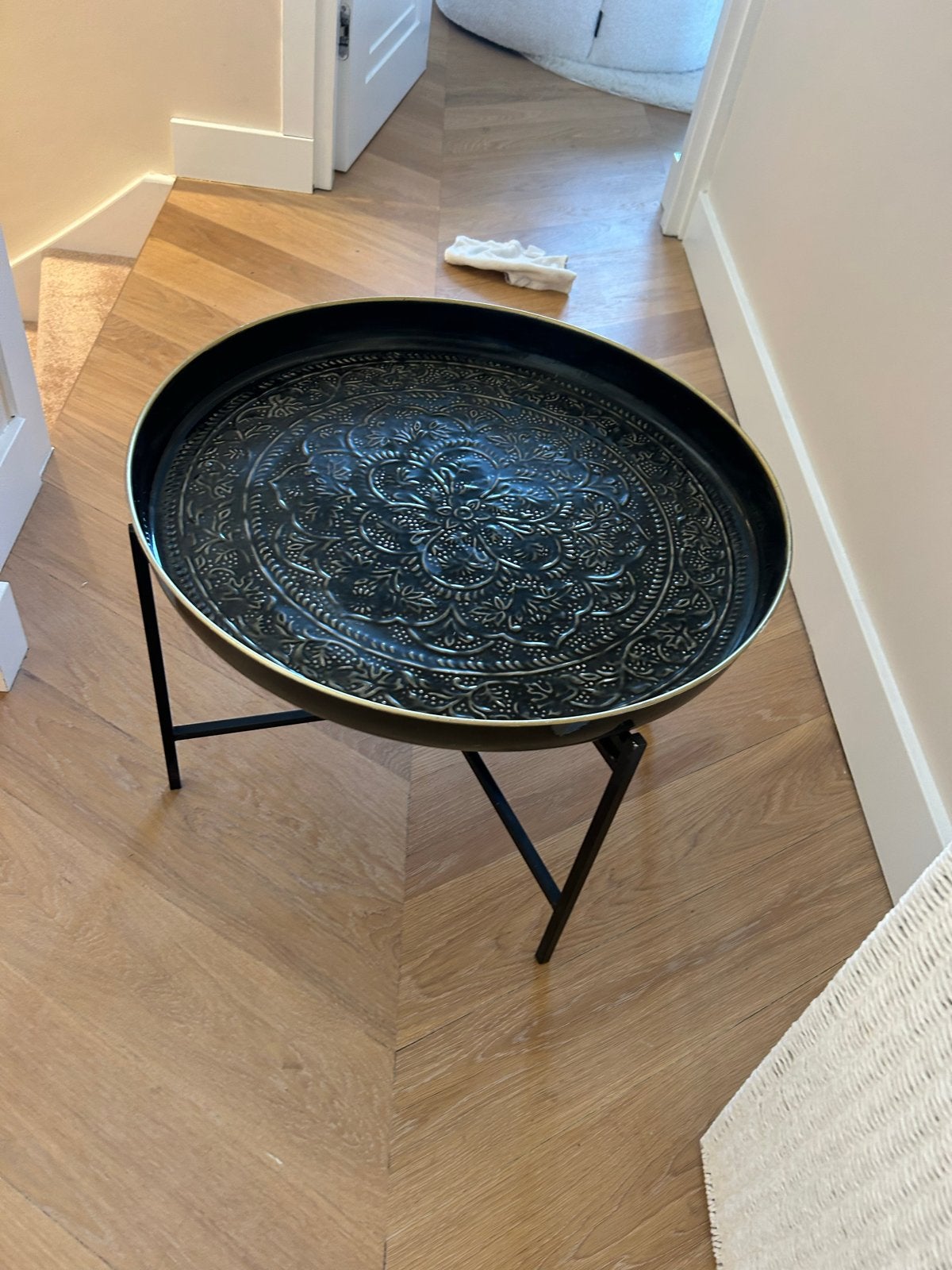 Zwarte bijzettafel met gouden details en patroon, Minder dan 45 cm, Minder dan 55 cm, Gebruikt, Metaal of Aluminium
