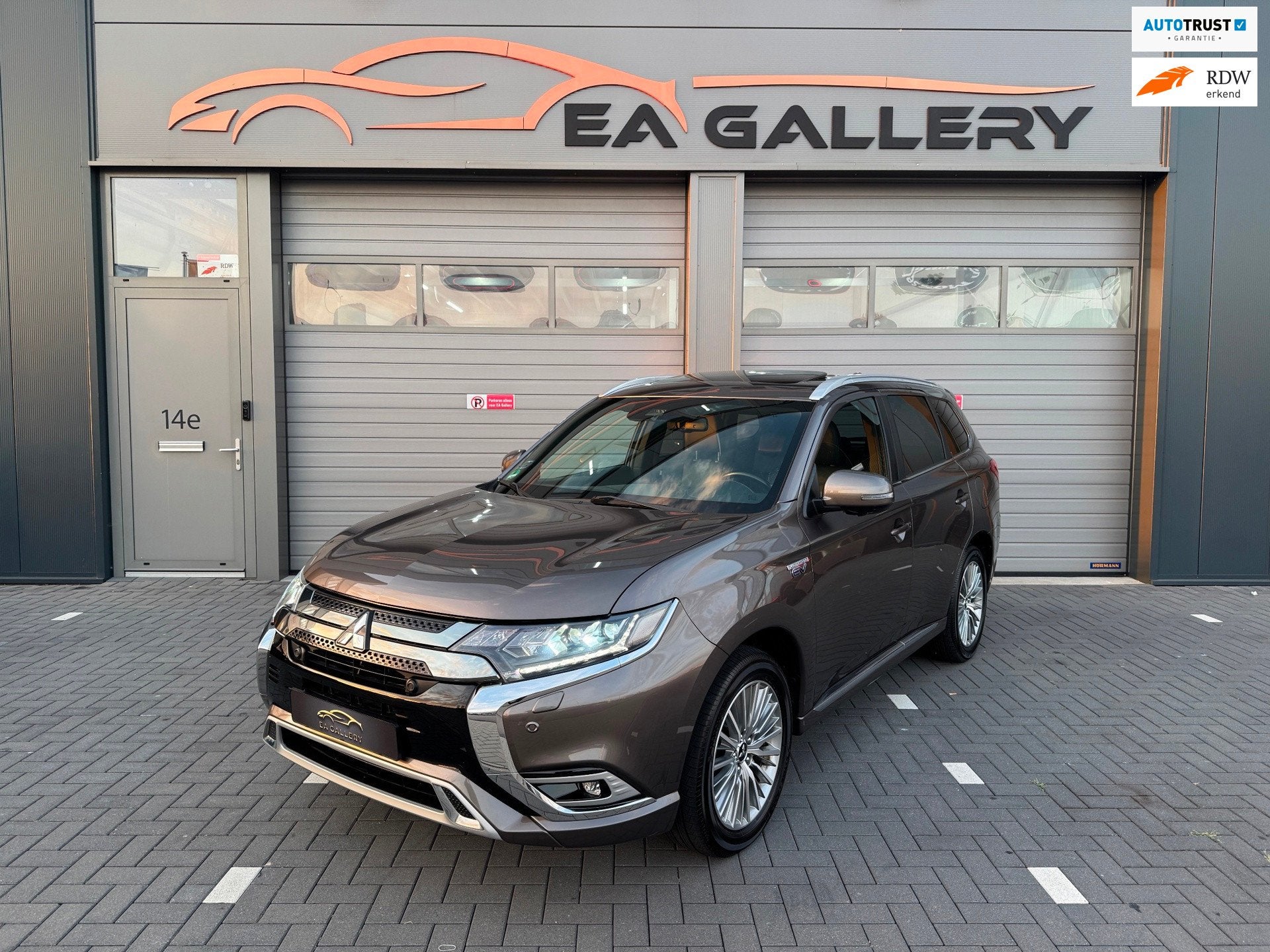 Mitsubishi Outlander 2.4 PHEV S-Edition Bomvol, Automaat, 135 pk, Zwart, 4 cilinders