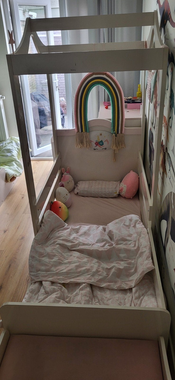 Kinderbed met opbergruimte en roze accenten, Ophalen, Gebruikt, 70 tot 85 cm, Matras