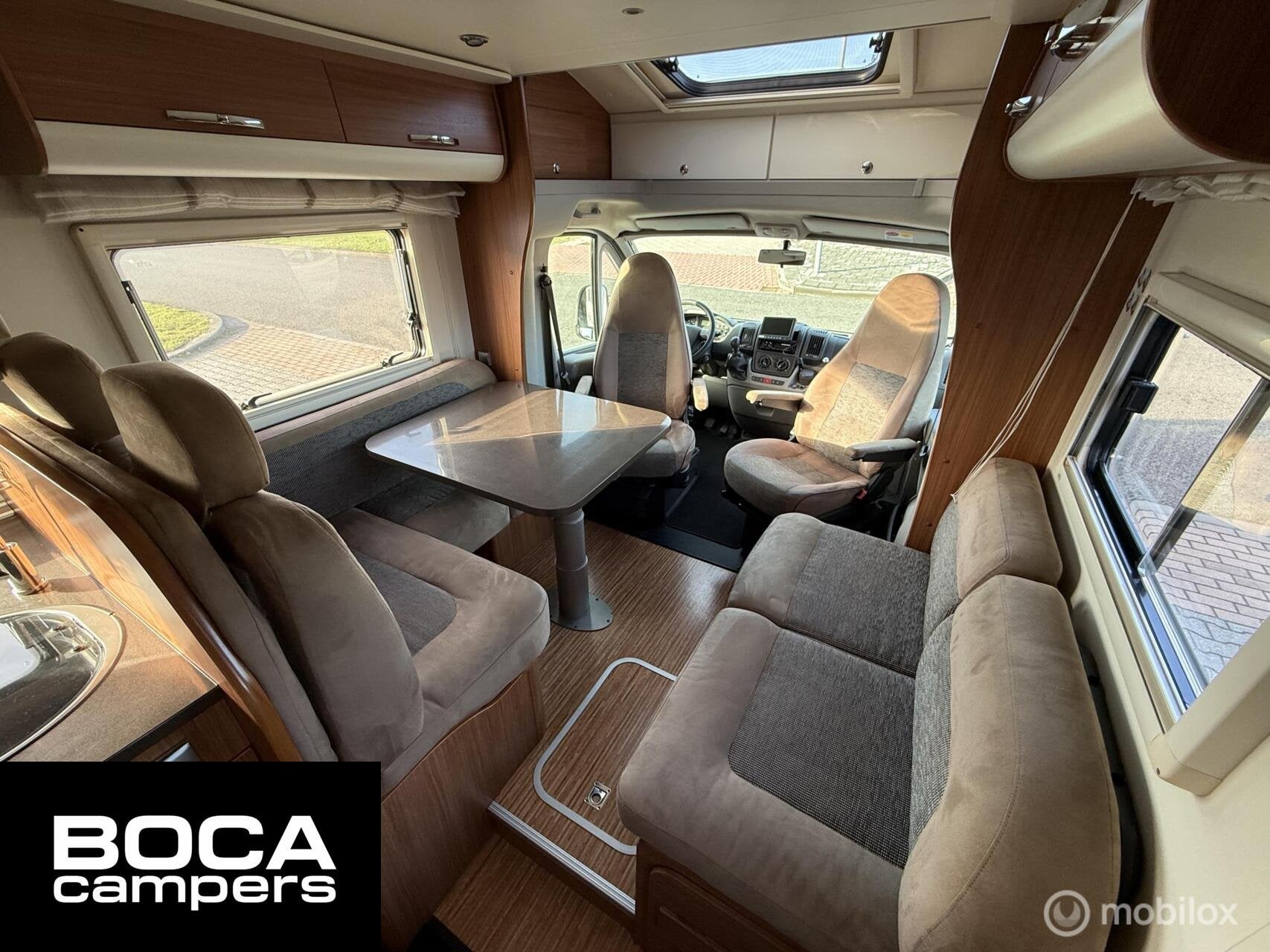 Adria MATRIX M 680SP 6 Persoons Dak Airco Zonnepaneel 131PK, Achteruitrijcamera, 7 tot 8 meter, Bedrijf, Omvormer