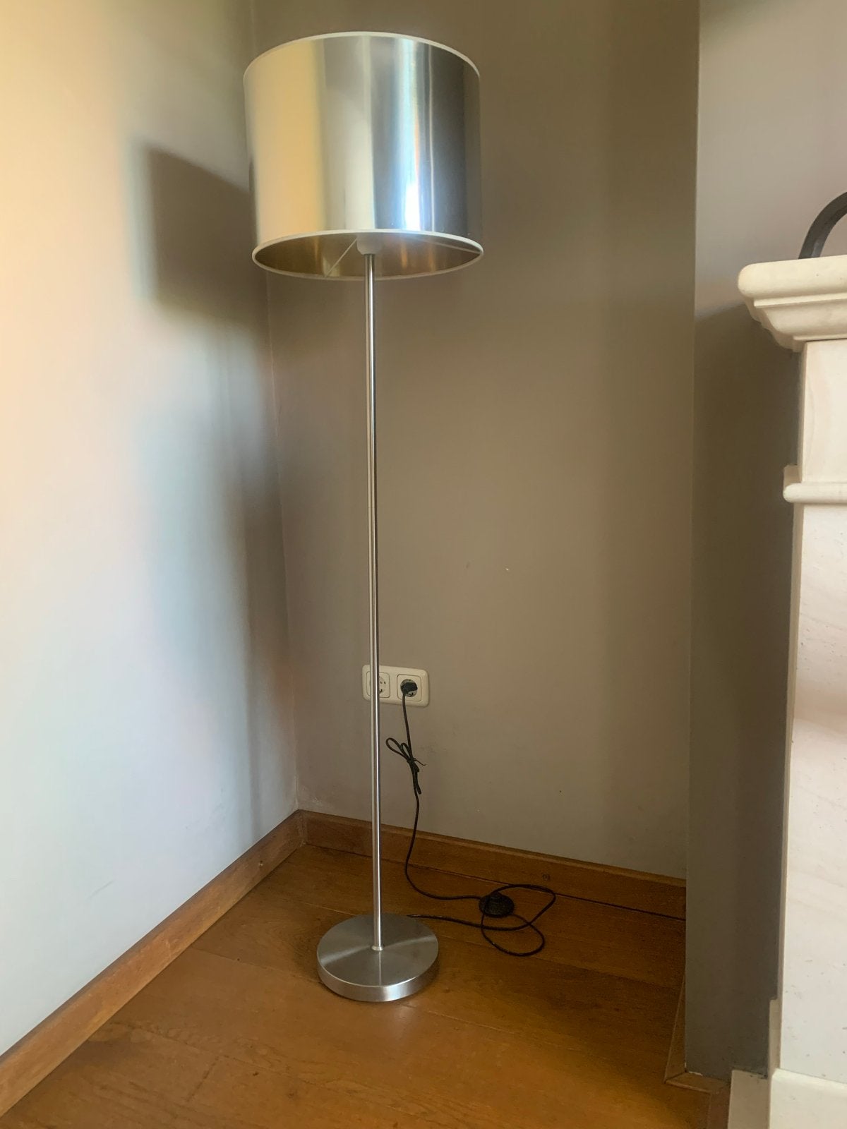 Moderne staande lamp met zilveren kap, Huis en Inrichting, Lampen | Vloerlampen, Ophalen, E27 (groot), Zo goed als nieuw, Metaal
