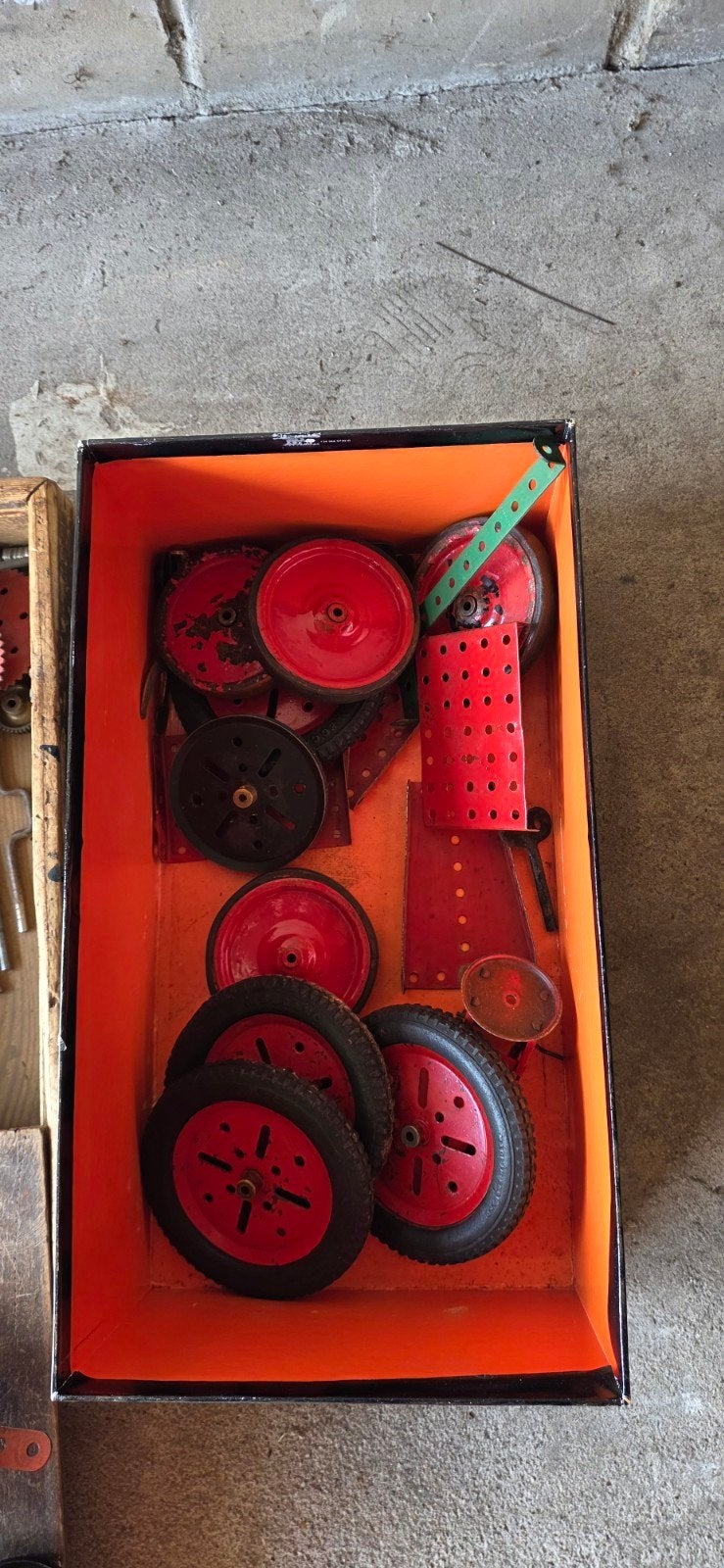 Meccano onderdelen in 2 houten kisten en schoenendoos, Ophalen of Verzenden, Gebruikt, Knutselen