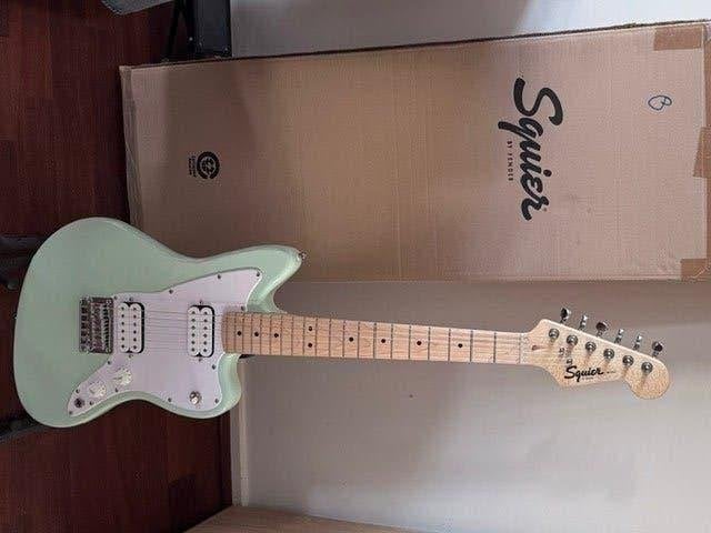 Foto 2 van Squier (by Fender) mini elektrische gitaar