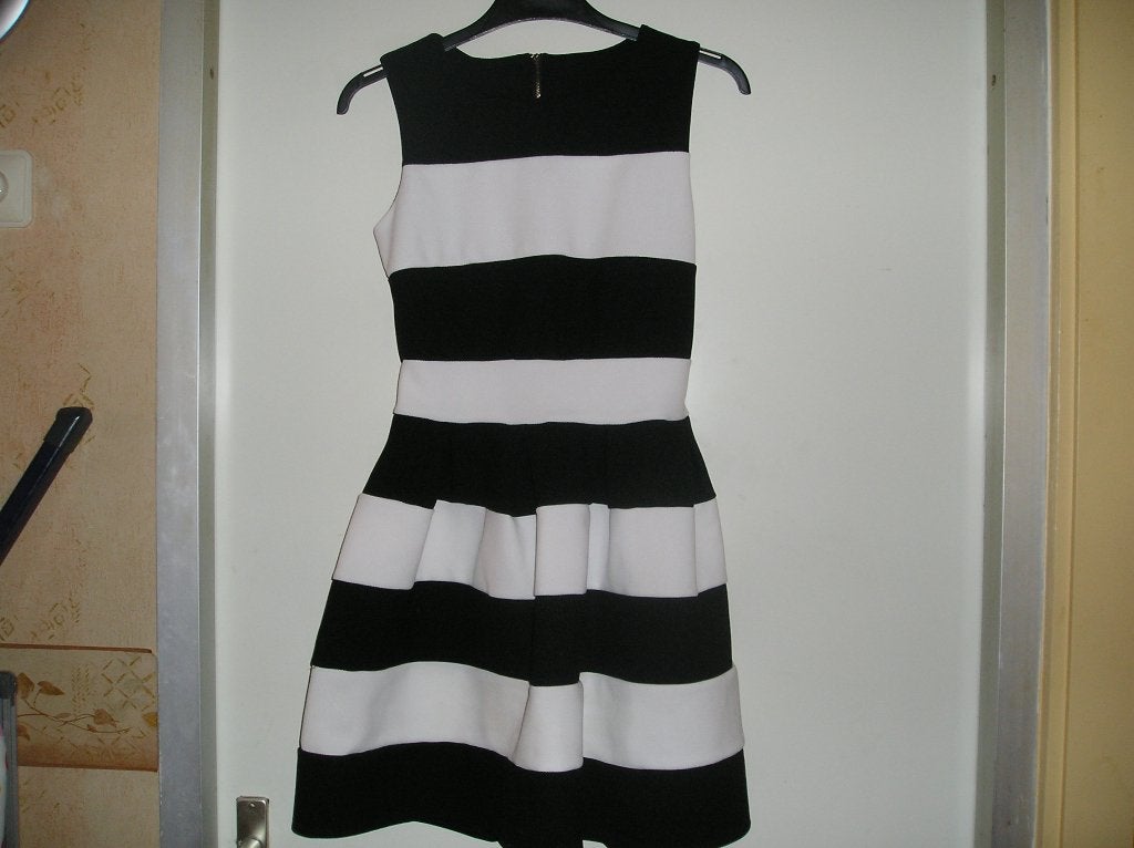 Dameskleding: Mouwloze zwart/wit jurk, mt S, Kleding | Dames, Zwart, Ophalen of Verzenden, Zo goed als nieuw, Knielengte