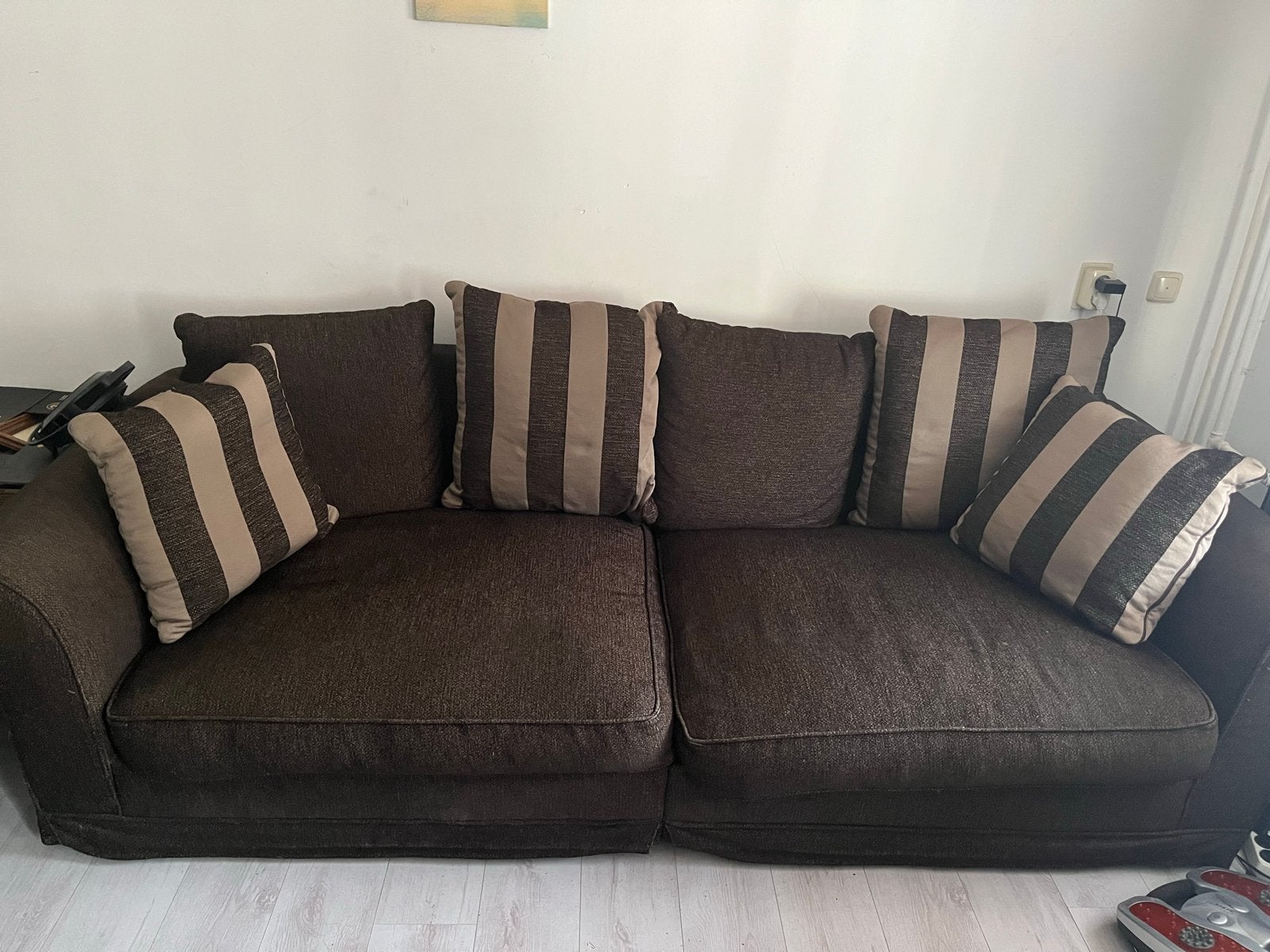 Comfortabele bruine stoffen bank met kussens, Ophalen, Gebruikt, Driepersoons, 75 tot 100 cm