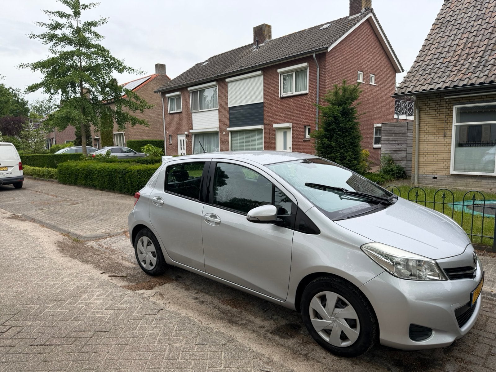 Toyota Yaris 1.0 Vvt-i 5-DRS 2014 Grijs, Auto's, Stof, Origineel Nederlands, Handgeschakeld, Grijs