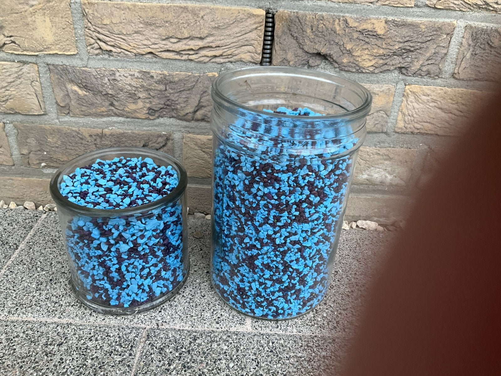 Decoratieve blauwe en bruine steentjes in glazen potten, Ophalen, Zo goed als nieuw, Meerkleurig, Glas