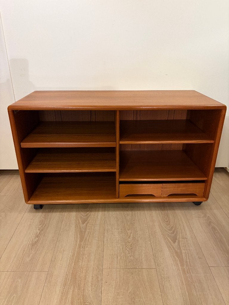 Audio-/TV-meubel met cd-houders van Dyrlund, Ophalen, Gebruikt, 100 tot 150 cm, Teakhout