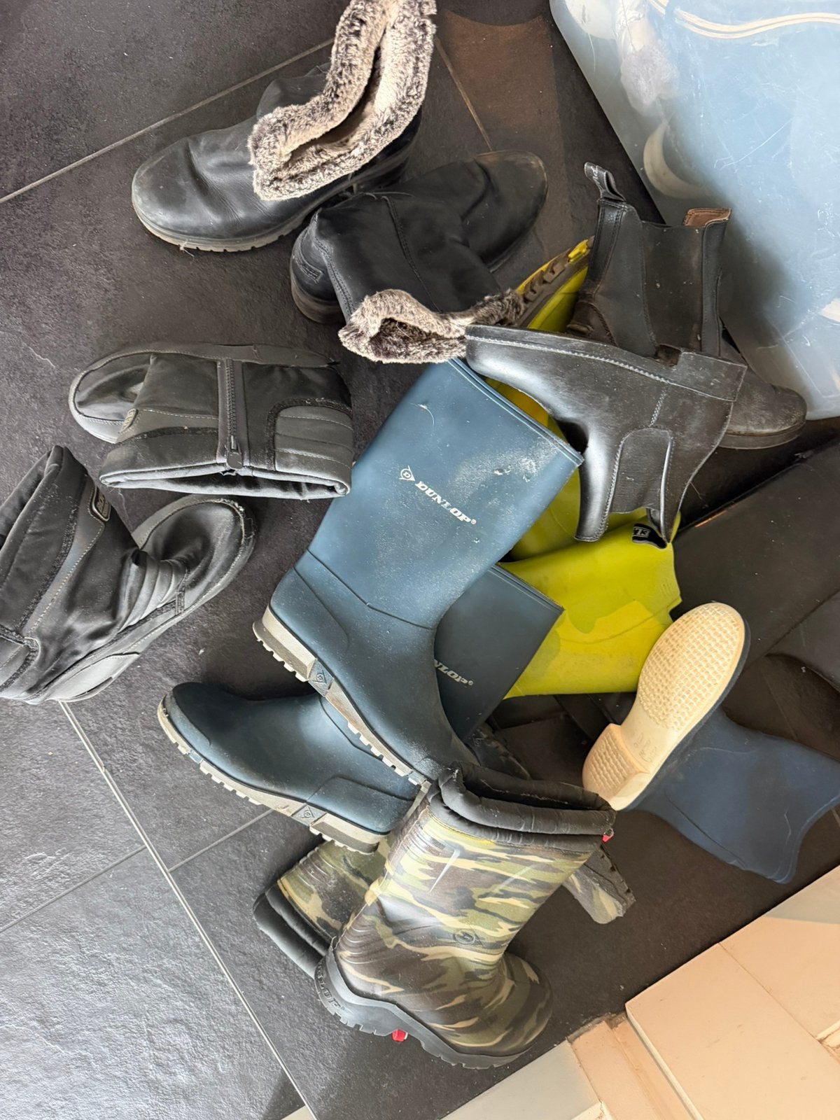 Gratis op te halen! Kist vol laarzen .., Ophalen, Gebruikt