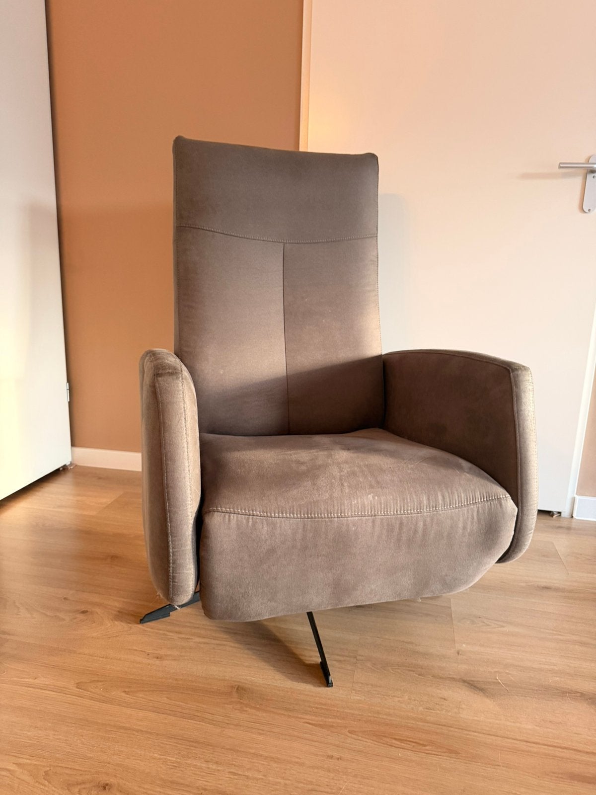 Elektrisch verstelbare relaxfauteuil, Ophalen, Zo goed als nieuw, 50 tot 75 cm, Leer