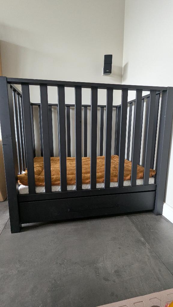 Box zwart incl matras en boxkleed, Kinderen en Baby's, Boxen, Ophalen, Gebruikt, Vierkant, In hoogte verstelbaar