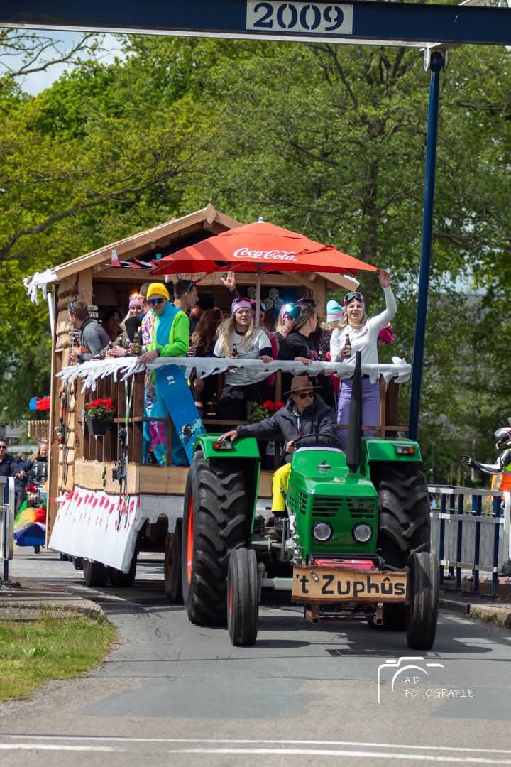 Versierde wagen / praalwagen apres ski, Ophalen, Zo goed als nieuw, Carnaval