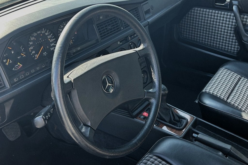 Mercedes-Benz 190 190E 2.3-16 ZEER ORIGINEEL EXEMPLAAR!, Auto's, Achterwielaandrijving, Zwart, 4 stoelen, Leder en Stof