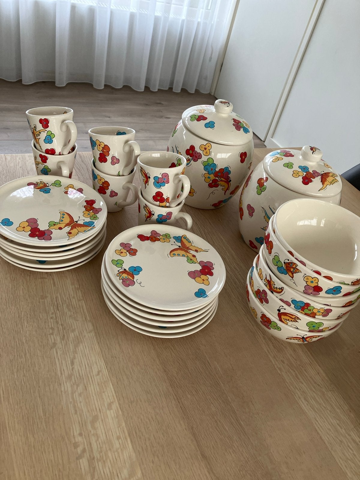 Vrolijk servies met vlinders en bloemen - Compleet, Ophalen, Keramiek, Zo goed als nieuw, Modern