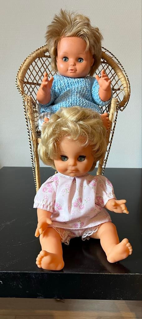 Twee vintage poppen met rieten stoel, Verzamelen, Ophalen of Verzenden, Zo goed als nieuw
