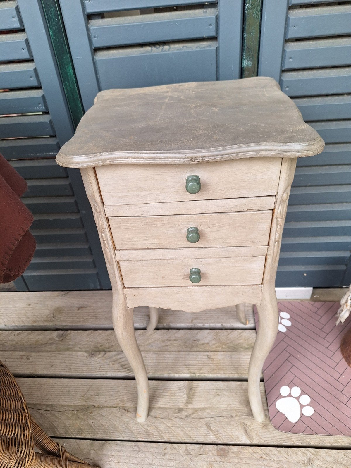 Te koop: Heel leuk hoog kastje met 3 lades taupe/groen, Huis en Inrichting, Kasten | Ladekasten, Ophalen