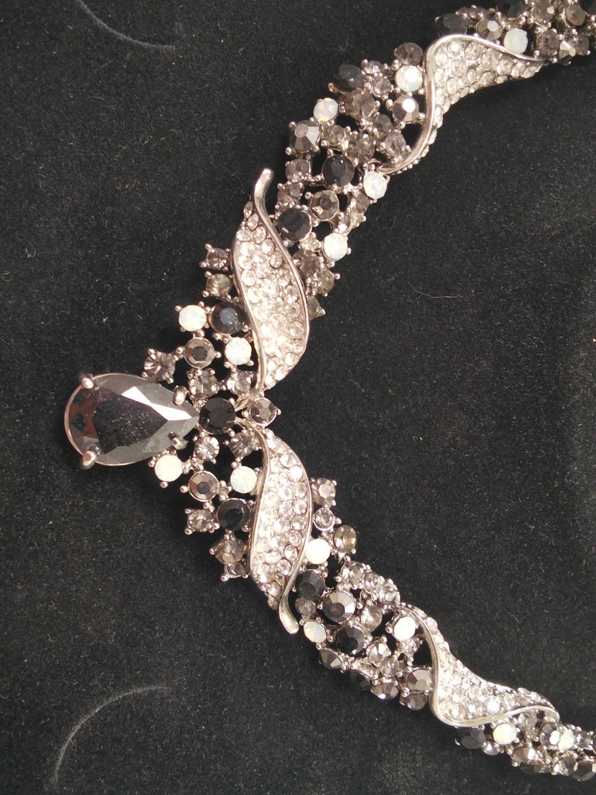 Elegante ketting en oorbellen set met strass en edelsteen, Ophalen, Overige materialen, Met edelsteen, Zo goed als nieuw