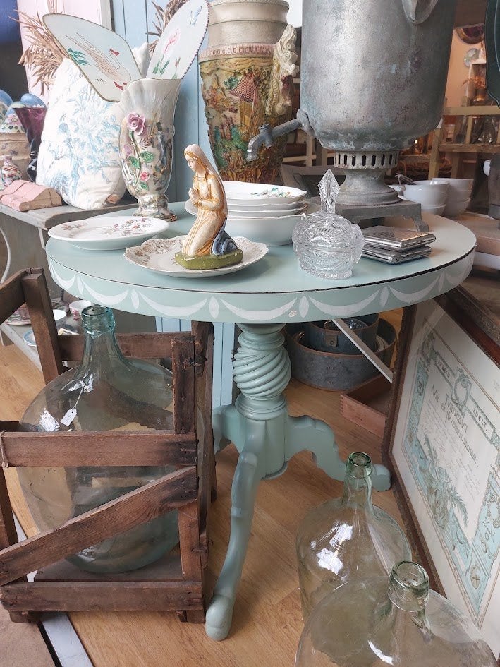 Prachtig antiek wijntafeltje – Pastel groen/blauw driepoot, Ophalen