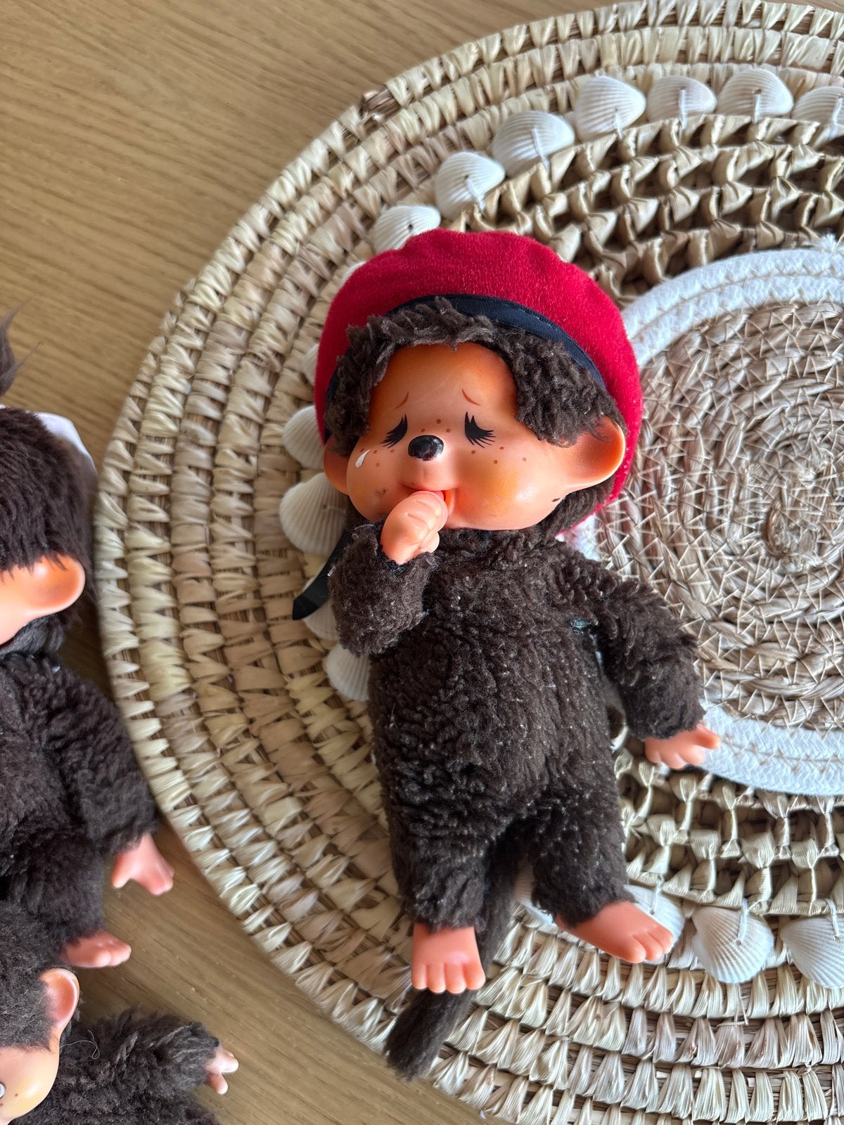 Vintage Monchhichi popje met rode baret - Made in Japan, Gebruikt, Overige merken, Overige karakters, Ophalen of Verzenden
