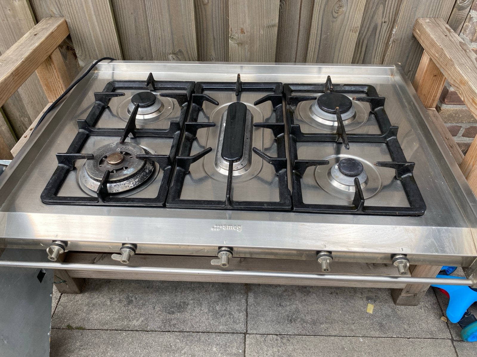 Smeg gasfornuis met 5 kookzones en afzuigkap, Ophalen, Gebruikt, Minder dan 85 cm, 60 cm of meer