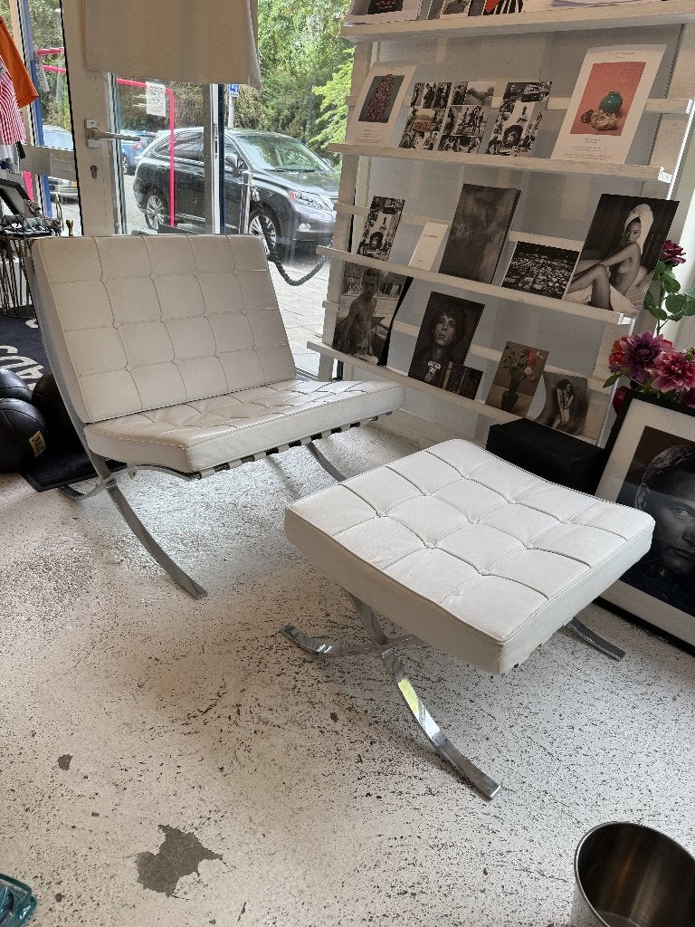 Barcelona chair set KNOLL stoelen en voetensteun wit leder, Ophalen, Gebruikt, Twee, Wit