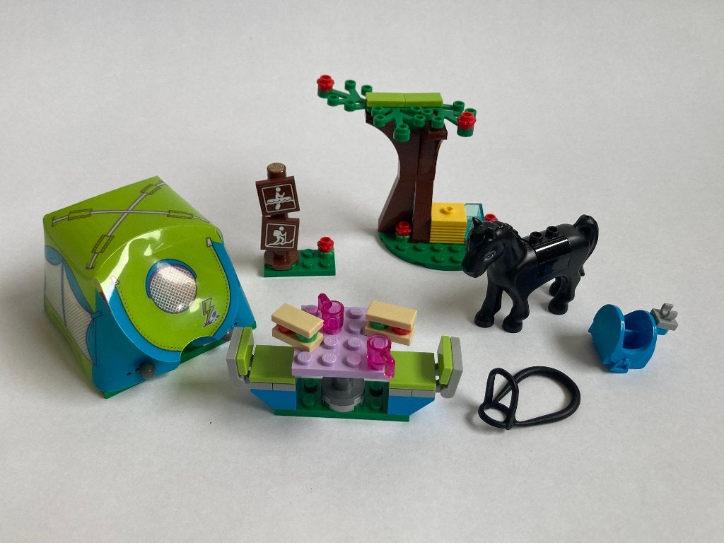 Foto 4 van Lego Friends 41339 Mia's camper met luifel, boot en tent