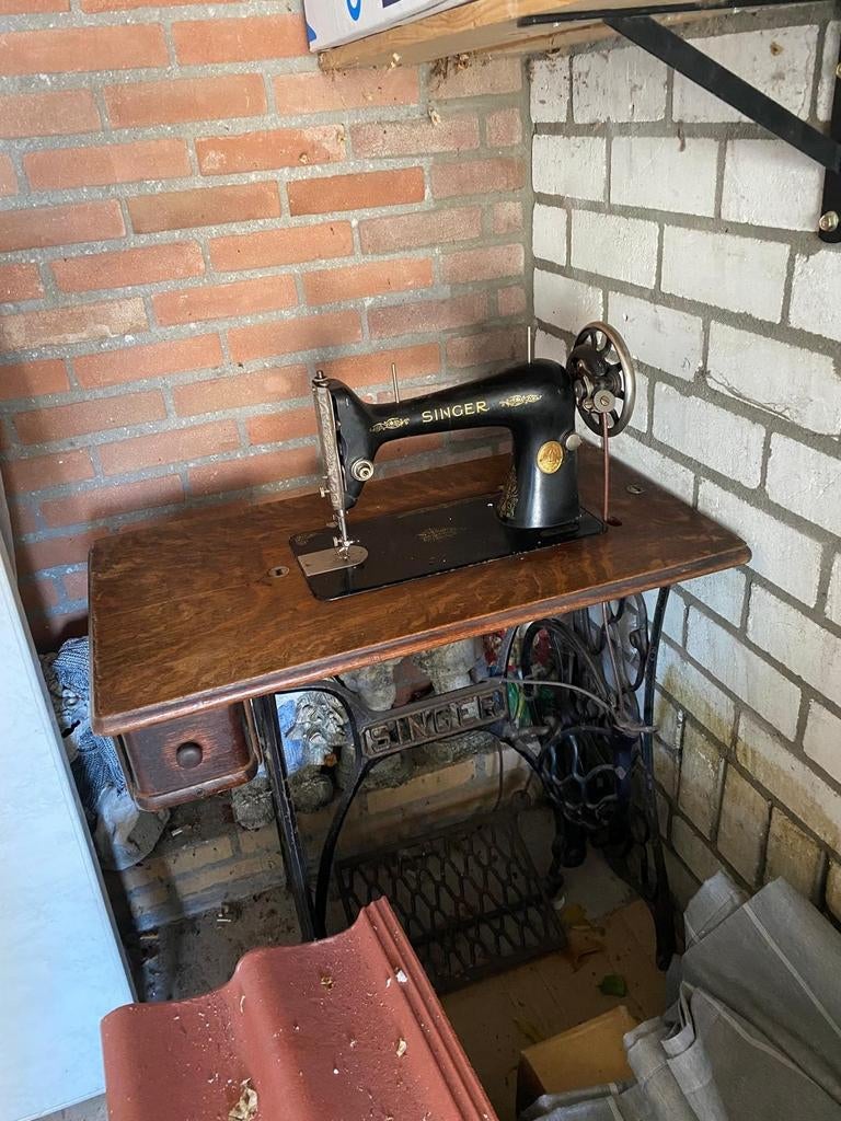 Antieke naaimachine., Ophalen