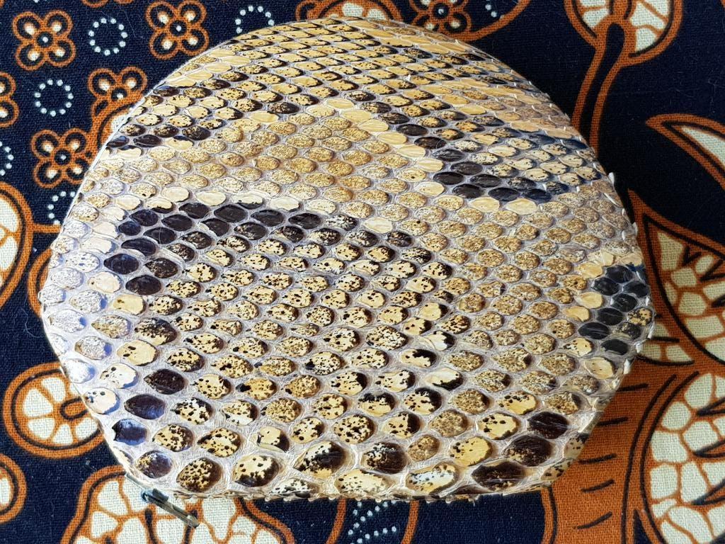 Mooie complete oude vintage compact van slangenleer 11 cm.