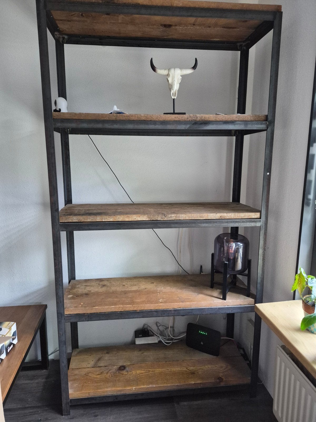 Industriële ijzeren kast met robuuste houten planken, Huis en Inrichting, Overige houtsoorten, Met plank(en), Gebruikt, 200 cm of meer