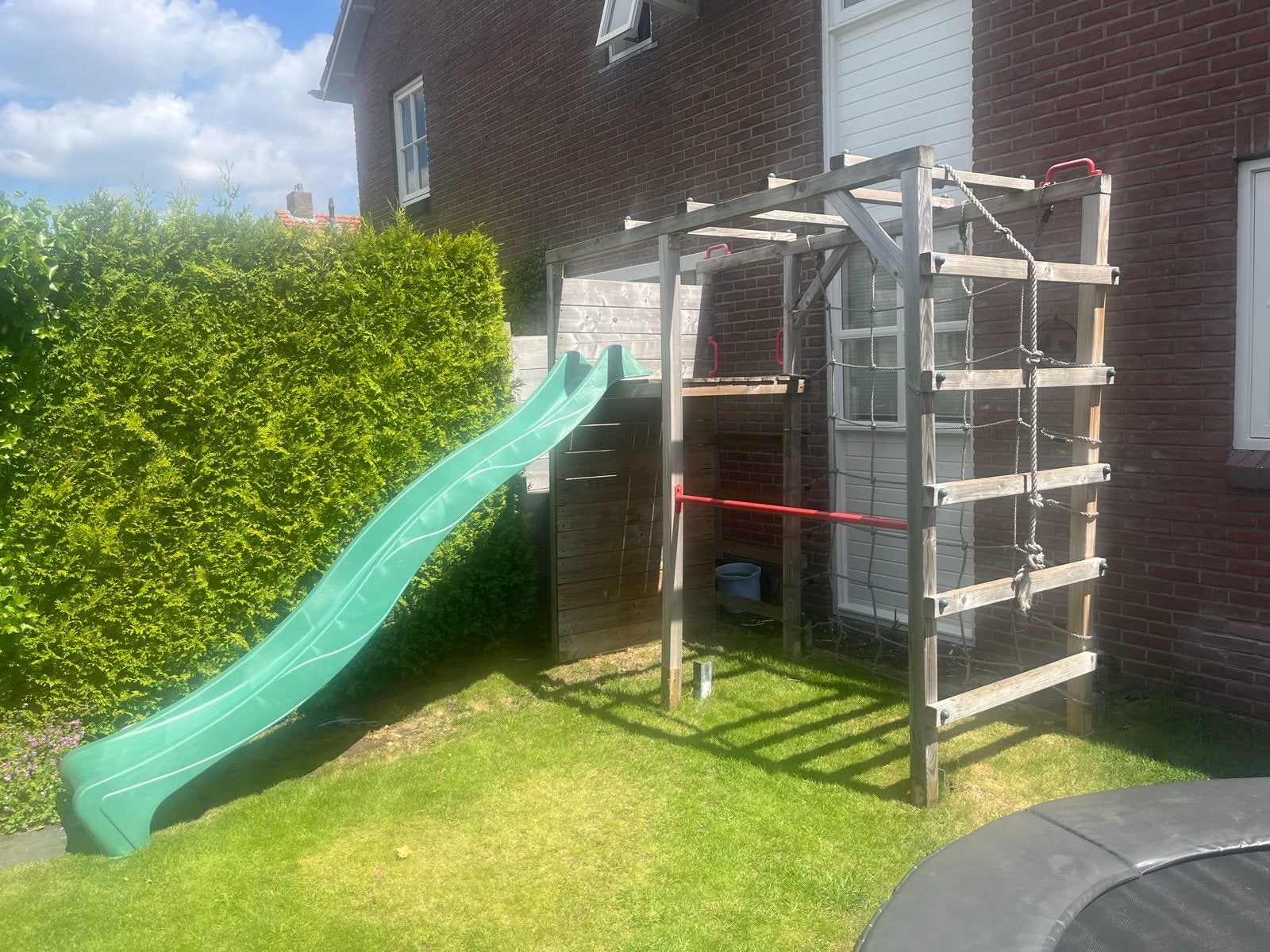 Houten speeltoestel met glijbaan en klimnet, Kinderen en Baby's, Speelgoed | Buiten | Speeltoestellen, Ophalen, Gebruikt, Klimnet