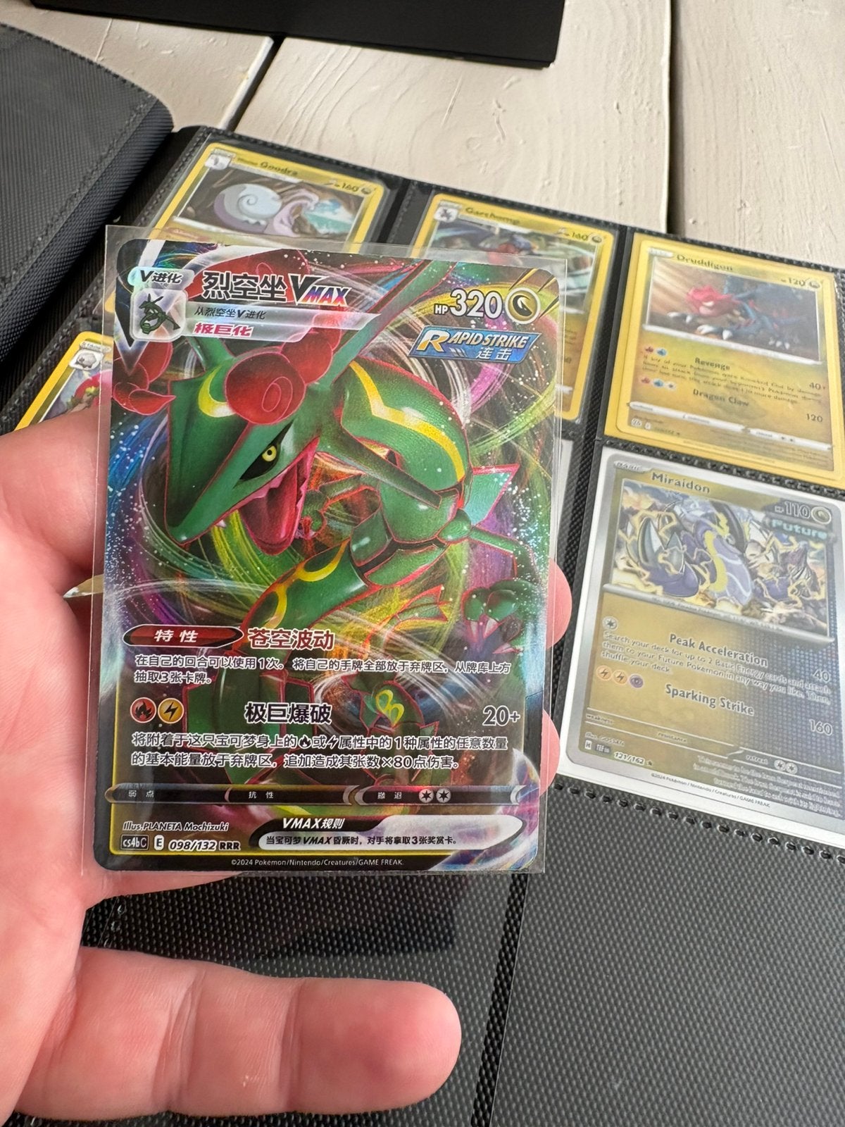 Rayquaza vmax, Ophalen of Verzenden, Zo goed als nieuw, Meerdere kaarten, Foil