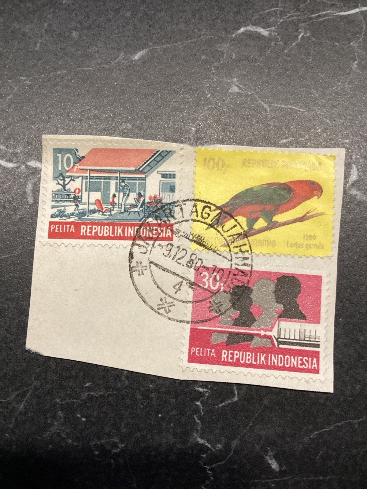 Indonesische postzegels met vogel en gebouw, gestempeld, Ophalen of Verzenden, Na 1940, Gestempeld