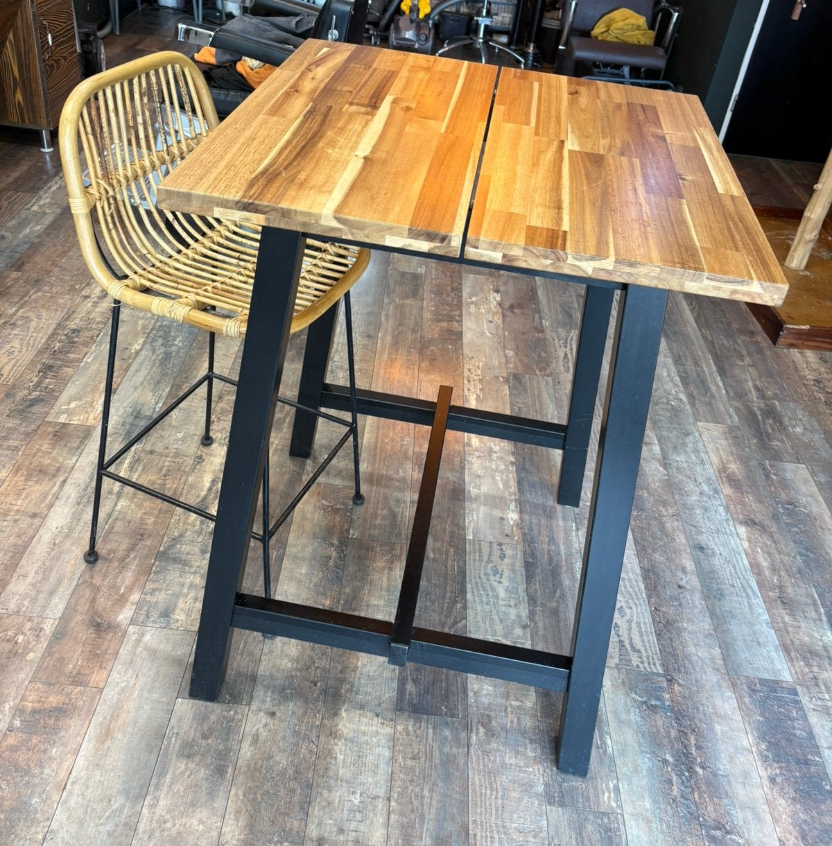 Ikea Skogsta bartafel en barstoelen, Ophalen, Zo goed als nieuw