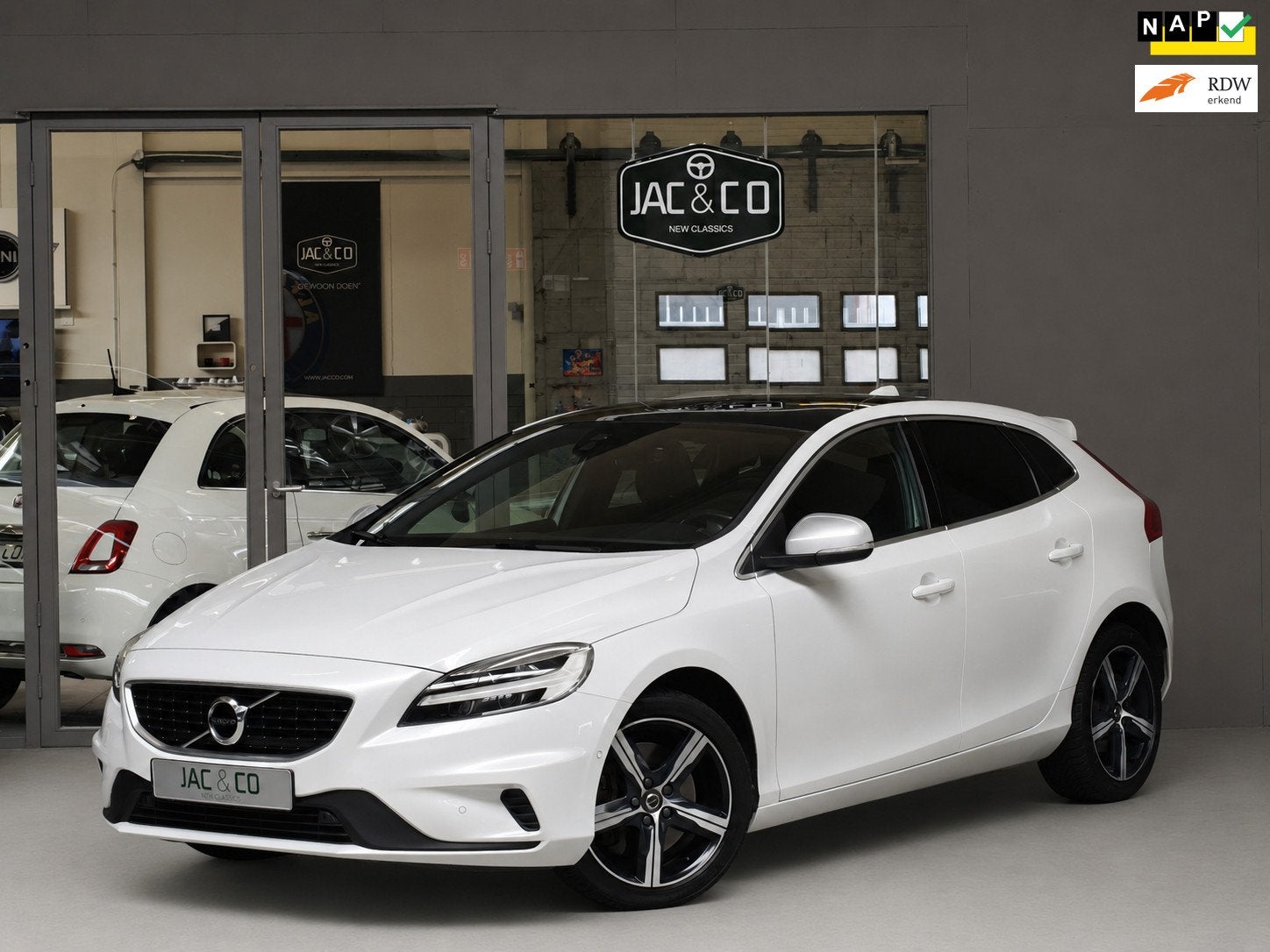 Volvo V40 1.5 T3 Automaat R-Design Harman Kardon, Auto's, Volvo, Dealer onderhouden, 4 cilinders, 700 kg, Wit