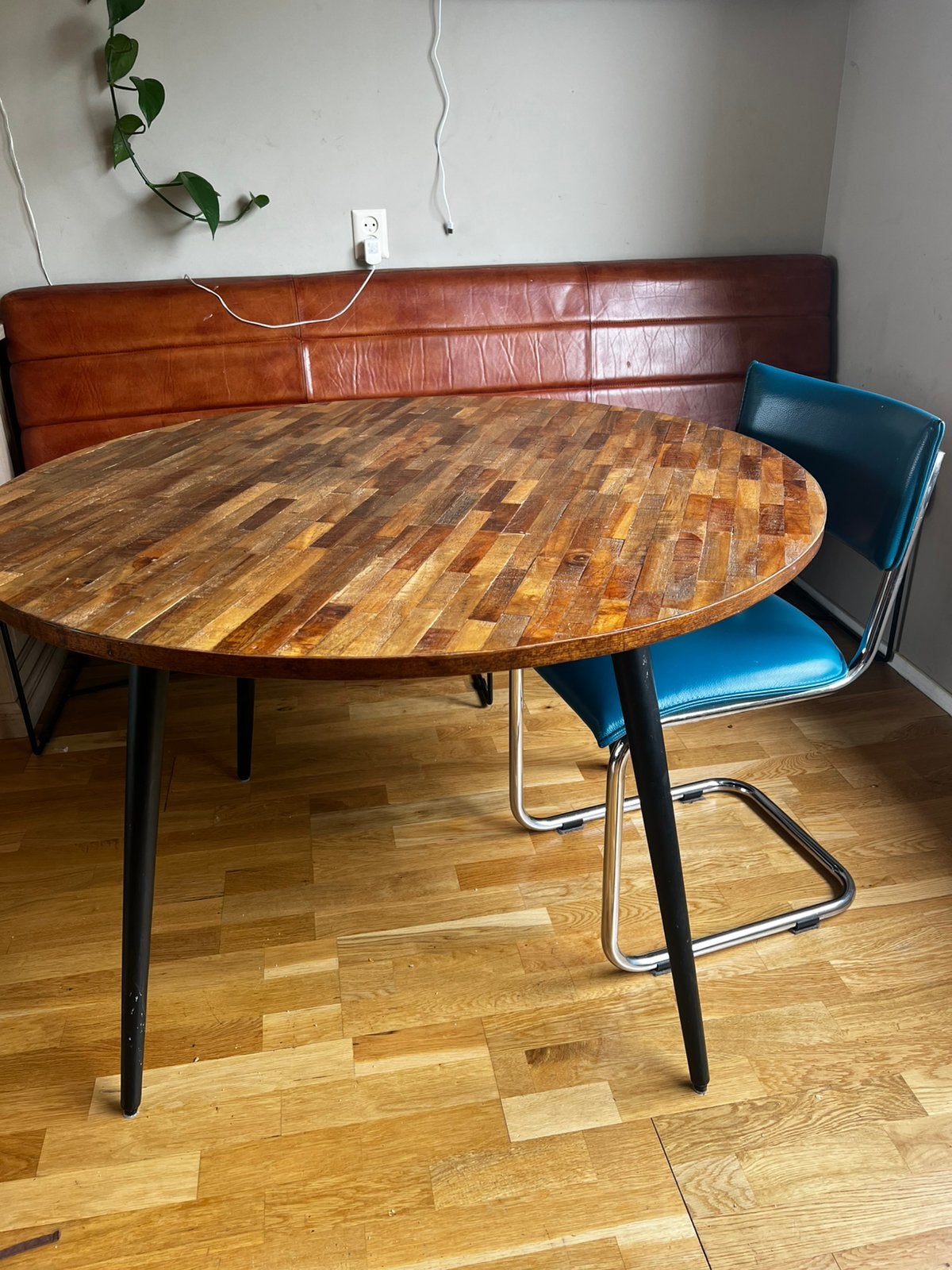 Ronde tafel 110m donker hout met klein relief, Huis en Inrichting, Tafels | Eettafels, Ophalen, 100 tot 150 cm, Rond, Zo goed als nieuw