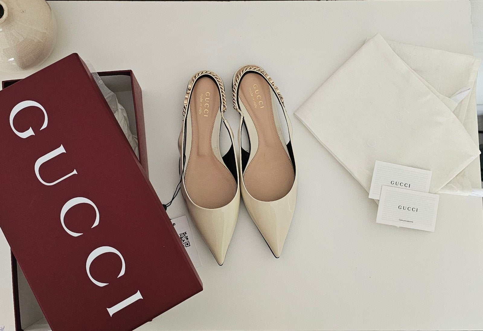Gucci Signoria Lakleren Slingback Flats (Crème/Ivoor), Kleding | Dames, Schoenen, Ophalen of Verzenden, Zo goed als nieuw, Beige