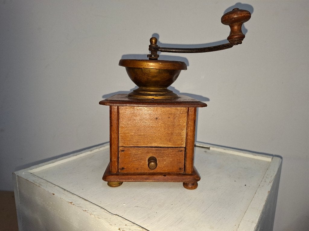 zeer oude grotere hand koffiemolen met koperen bovenkant e, Antiek en Kunst, Ophalen of Verzenden