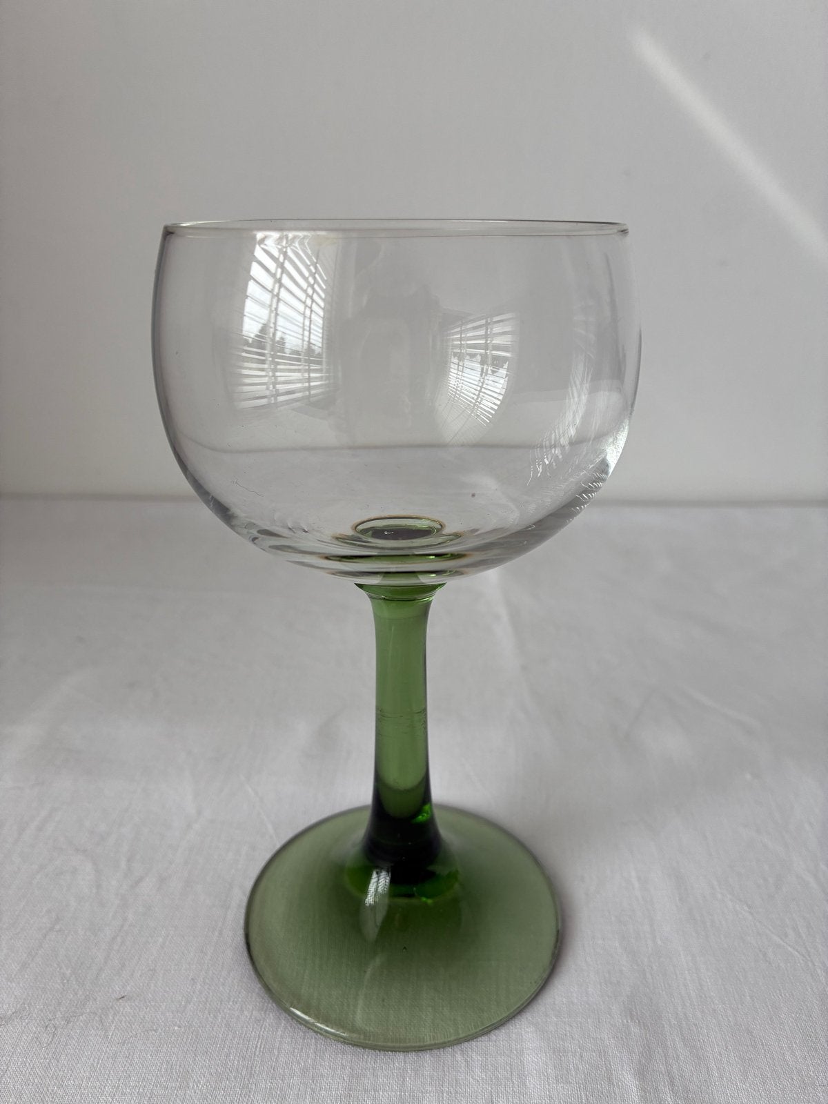 Vintage wijnglas met groene voet, Ophalen of Verzenden