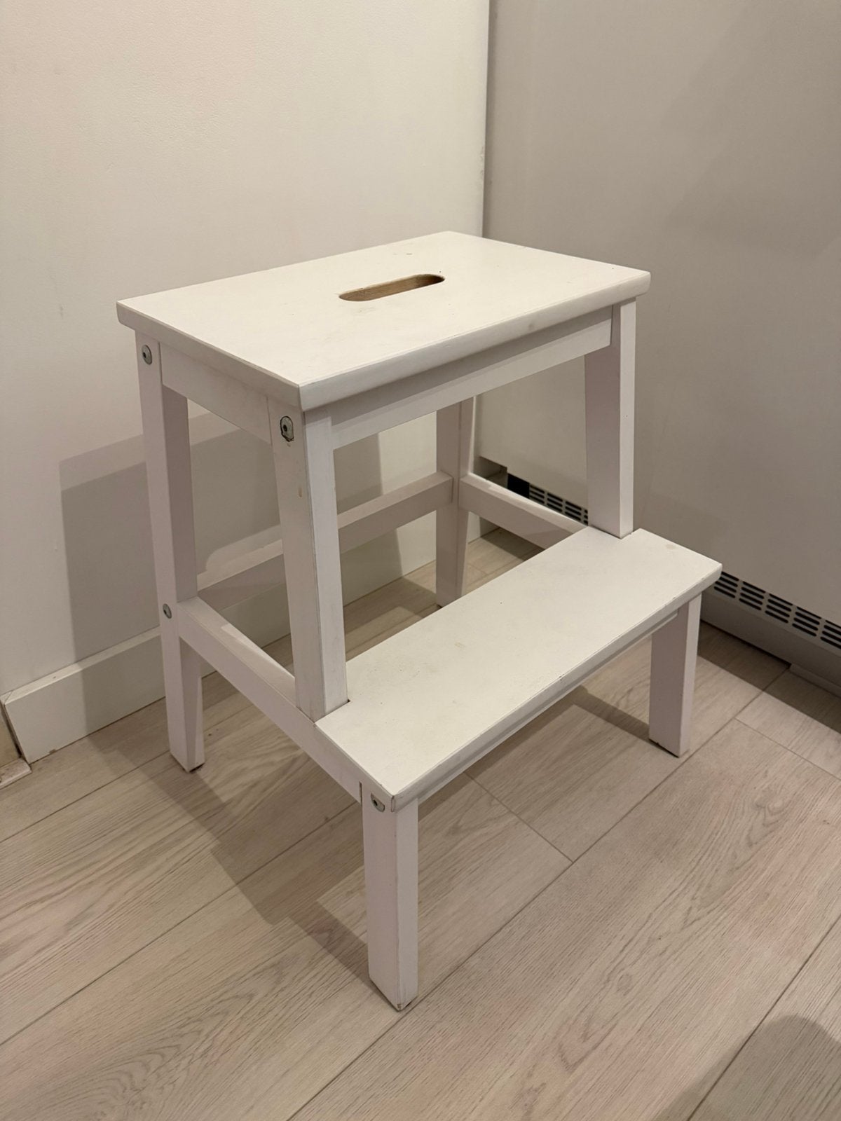 IKEA BEKVÄM houten krukje kleur wit, Ophalen, Zo goed als nieuw, Hout