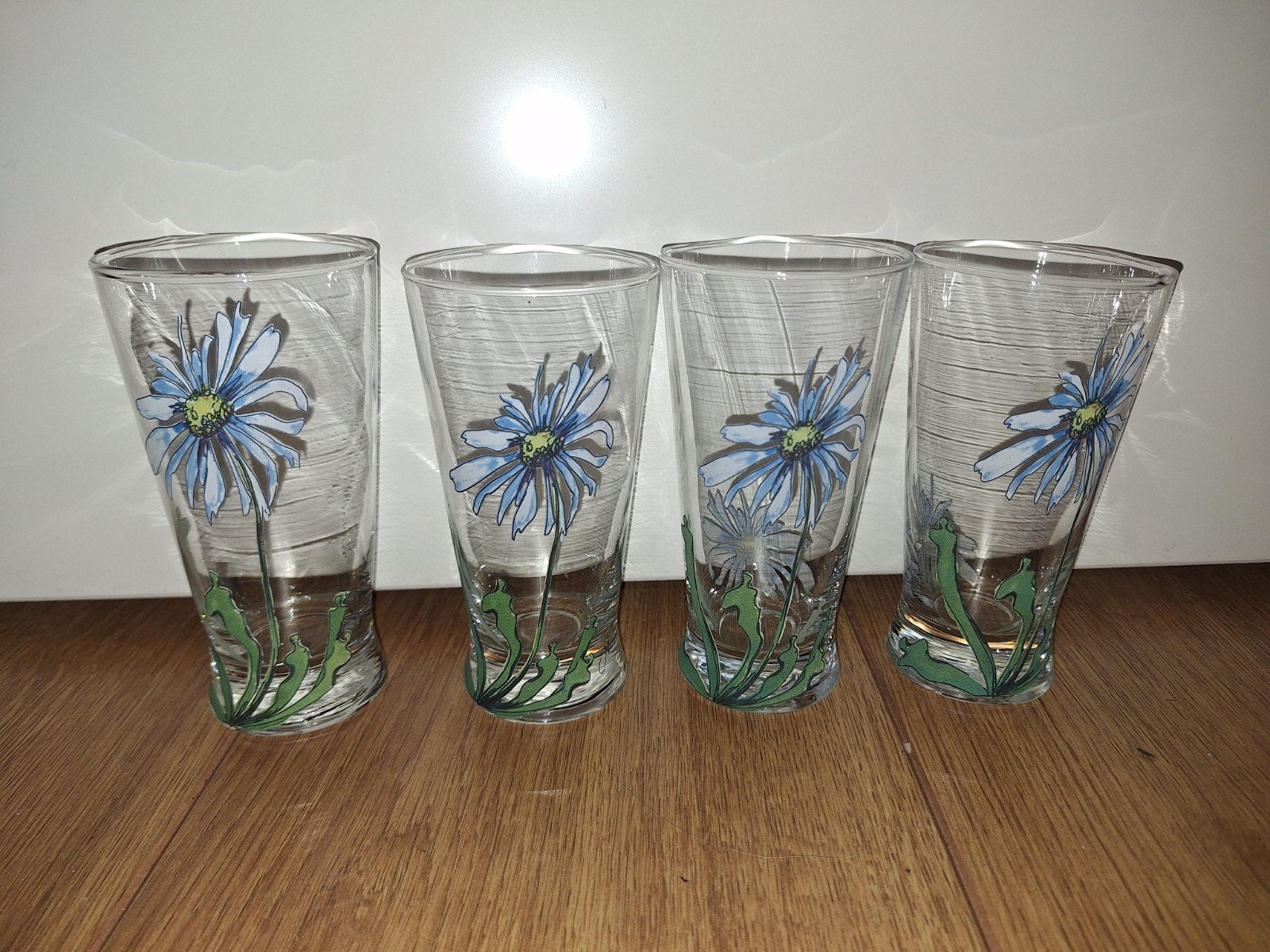 4 Prachtige Corry Ammerlaan glazen met bloem. Nieuw., Huis en Inrichting, Ophalen of Verzenden, Zo goed als nieuw, Glas, Glas of Glazen