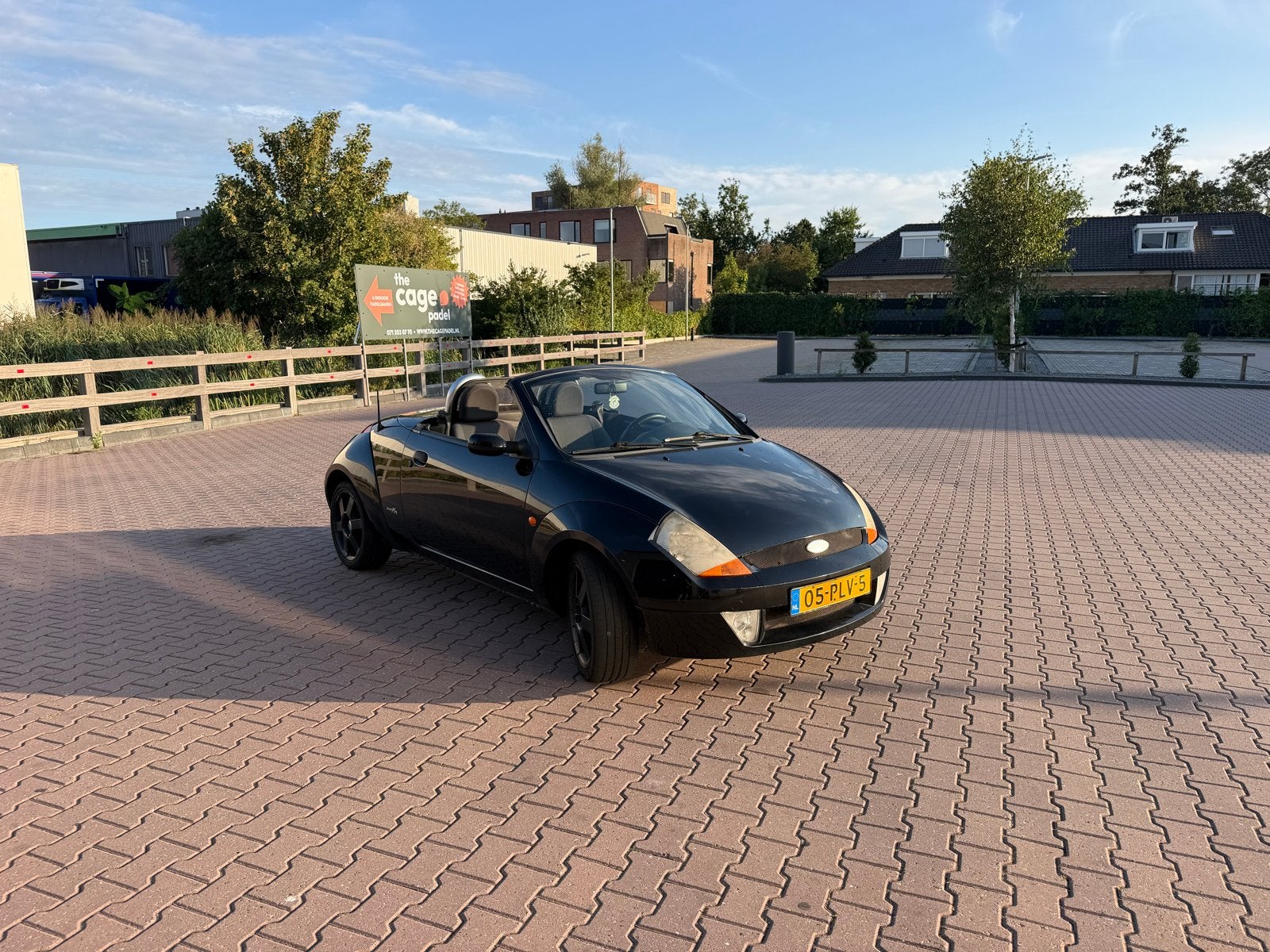 Ford Ka 1.6 Streetka 2003 Zwart, 40 €/maand, 1599 cc, Zwart, Handgeschakeld