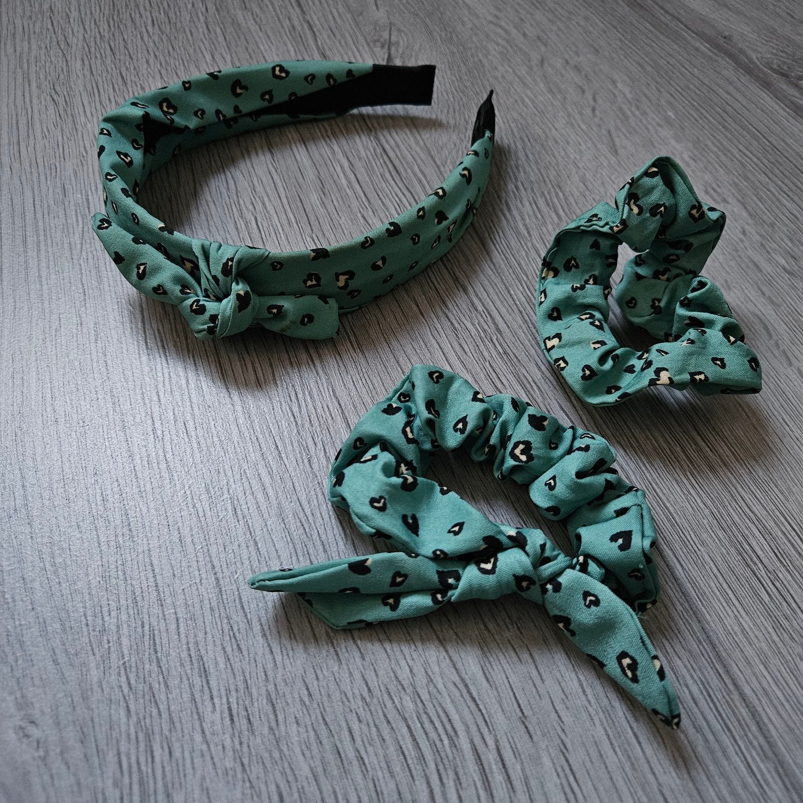 Kastopruiming: 2 scrunchie & haarband, Ophalen of Verzenden, Zo goed als nieuw