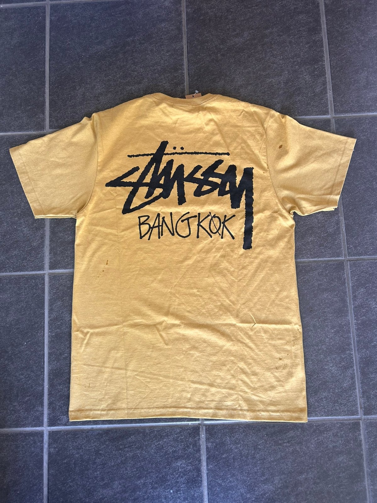 NIEUW stüssy bangkok t-shirt tee top, Verzenden, Geel, Nieuw, Korte mouw